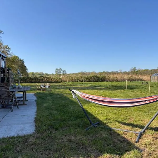Unique NatureCabin, airco, good beds for 4 to 6p, Hotel in Tilburg