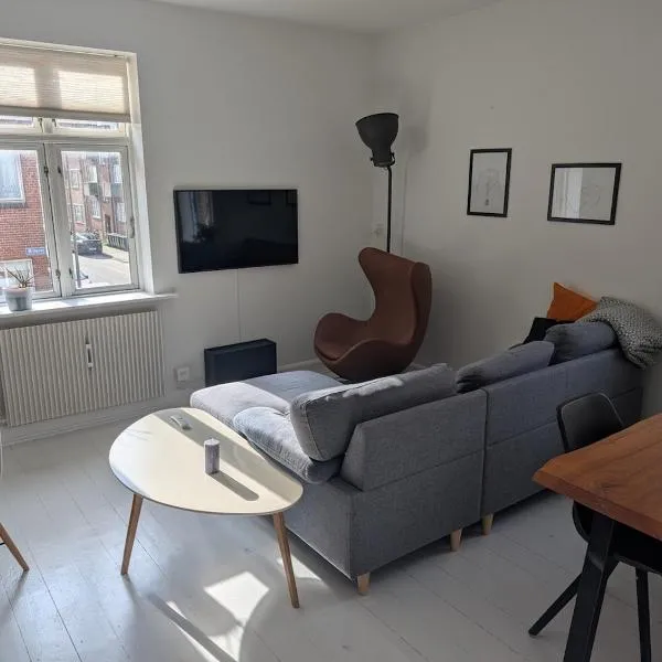 Viesnīca Cozy 2 bedroom close to train, city, and Beach pilsētā Frederisija