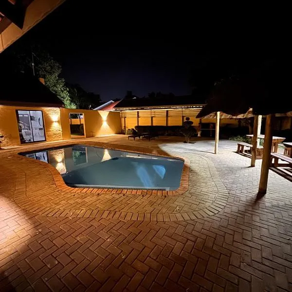 Golf View Guest House, hotel i Mahikeng