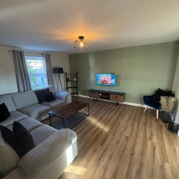 Cosy Family Home - Private Garden, Free Parking, hotel a South Wootton