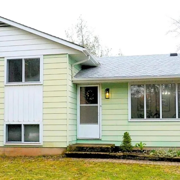 Relaxing 2-Bed Country Home Bruce Trail & Falls, hotel a Sarawak