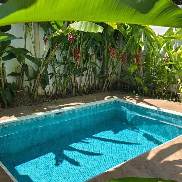 Bahia Ballena Apartments with Pool, hotel in Uvita