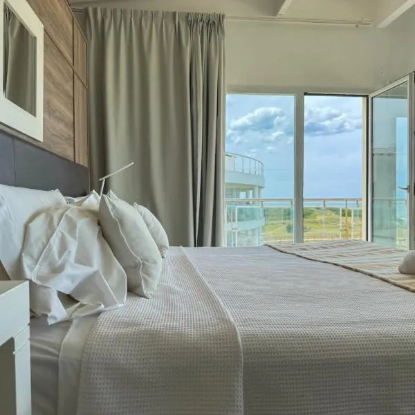 Playa Grande Suites, готель у місті Каріло