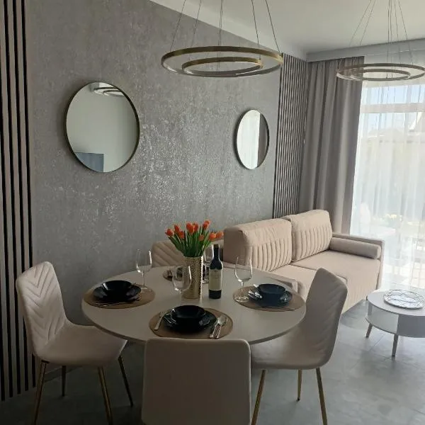 Apartament Kaszmirowy Zakątek z ogródkiem SIŁOWNIA, SAUNA ,SALA ZABAW: Ustronie Morskie şehrinde bir otel
