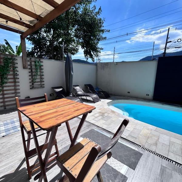Casa com piscina ,ótima para descanso e lazer