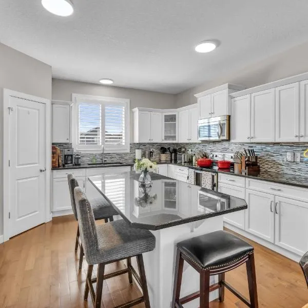 3 Bedroom Luxury Home With Office & Theatre، فندق في كوكرين