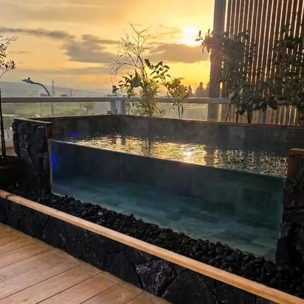 למרגלות הגלבוע、Gid‘onaのホテル