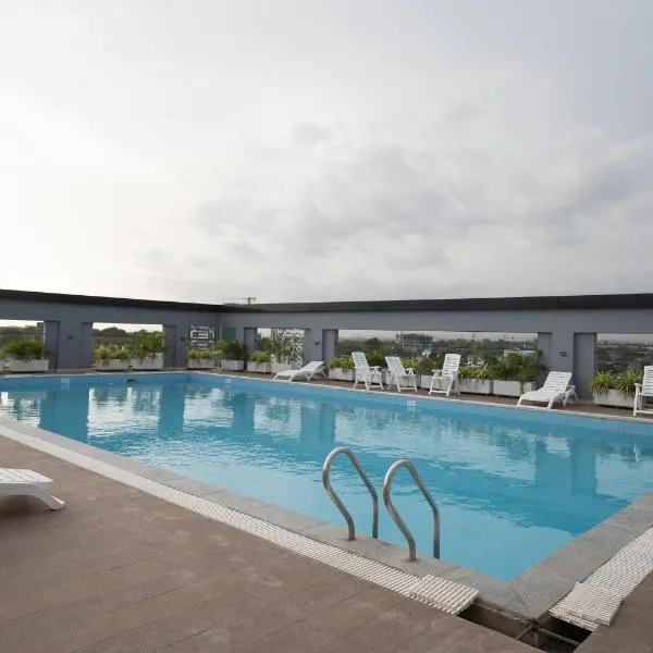 Luxury Studio Duplex in Osu Rootop pool City Living, hotel em Accra