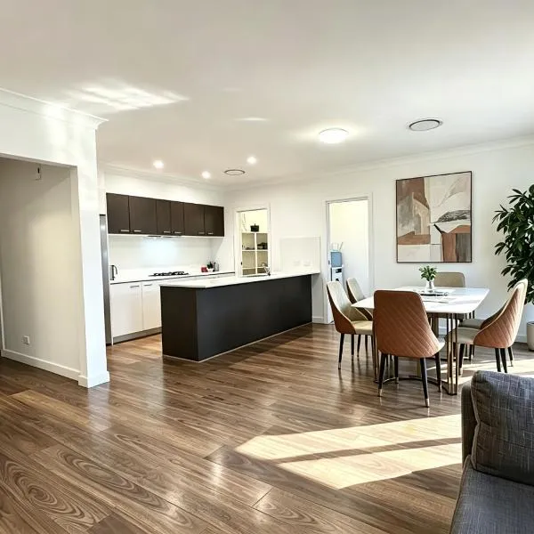 Colebee 4 Bedroom House Walk to Park and Shops, hotel u gradu 'Schofields'