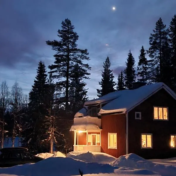 Secluded Wilderness Retreat 3BR Ski, Hike & Fish, 2 Fireplaces, Sleeps 9, hotel u gradu Särna