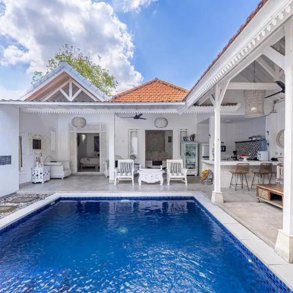 Peacock Bungalow by Pertama Stay, hotel di Seminyak