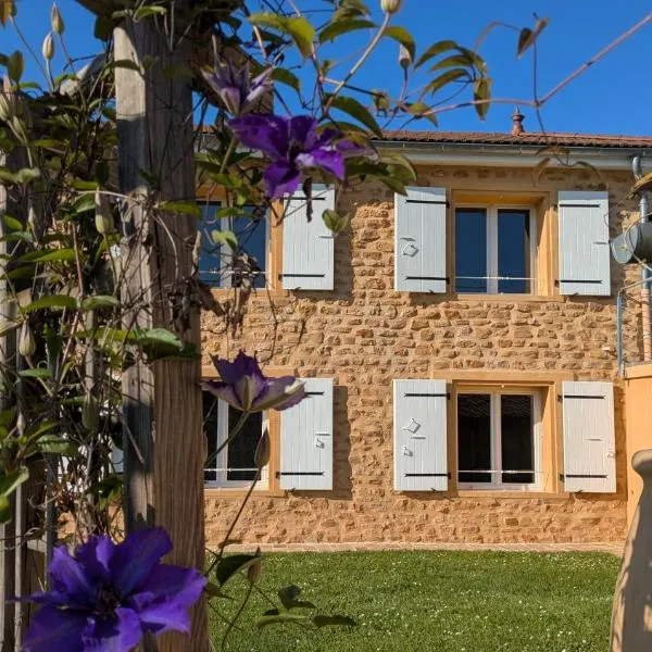 Alix au pays des Pierres Dorées, hotel v mestu Alix