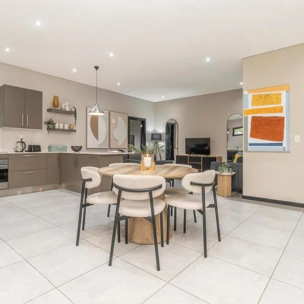 Contemporary New York living !, Hotel in Johannesburg