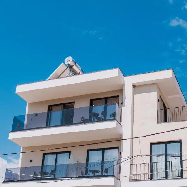 Hotel Parid، فندق في كساميل