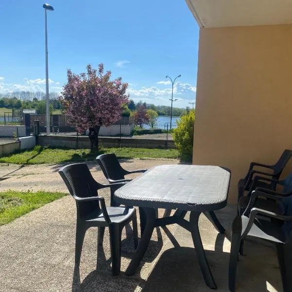 Appartement au bord du lac avec terrasse, Hotel in La Tour-dʼAuvergne