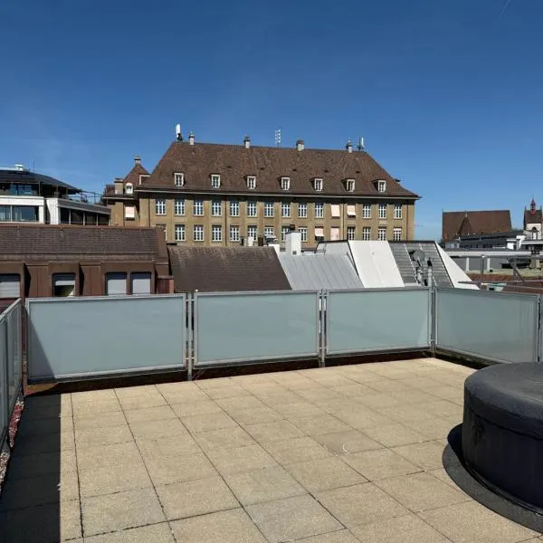 New Penthouse Loft with Rooftop Terrace 50sqm, Hot Tub, Open Kitchen Island, 2 BR, City Center, hotel em Basileia