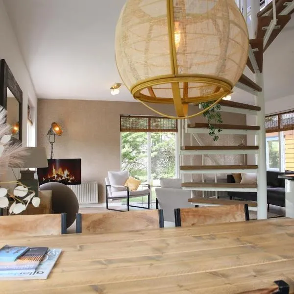 Beach & Dunes Bungalow with private garden and parking by NoordwijkMeer, viešbutis mieste Nordveikas