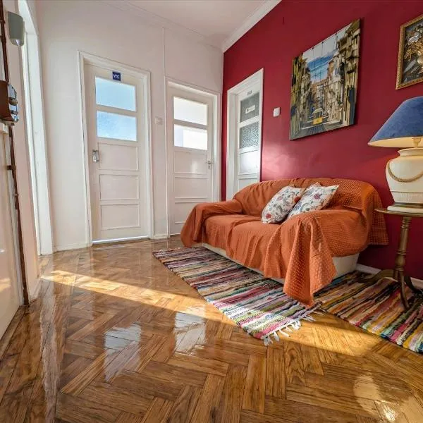 Charming D'Ourique 3-Bedroom Apartment with Private Balcony in Central Campo de Ourique, Lisbon，里斯本的飯店
