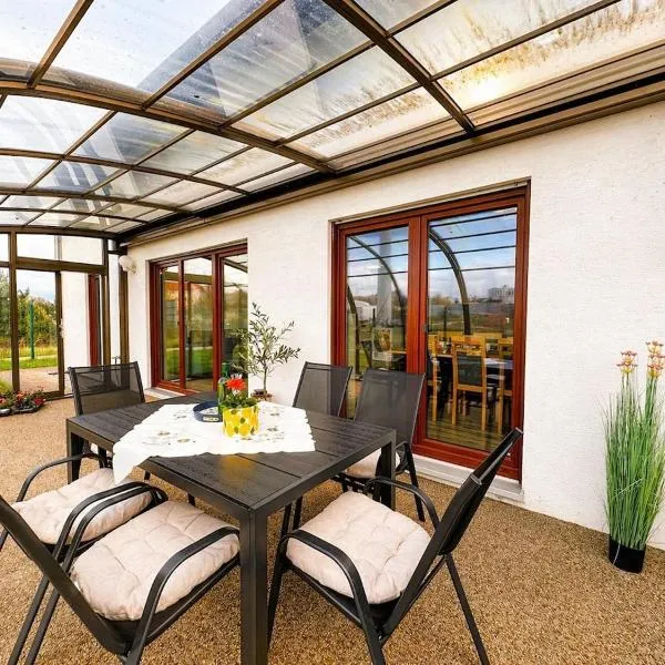 Luxury Villa with Glass Veranda & Garden Karlovy Vary, hotel in Karlovy Vary