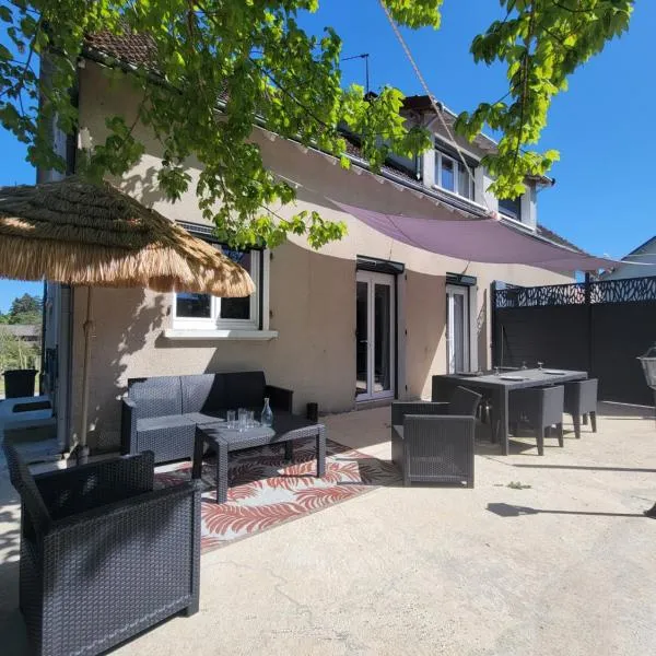 Le gite d 'Amélie maison climatisation wifi jardin privé, hotell i Célon