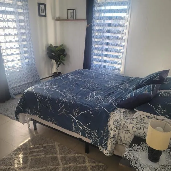 charming & comfy apartment, close to highway, wifi, netflix, amazon prime, hotel di Edmundston