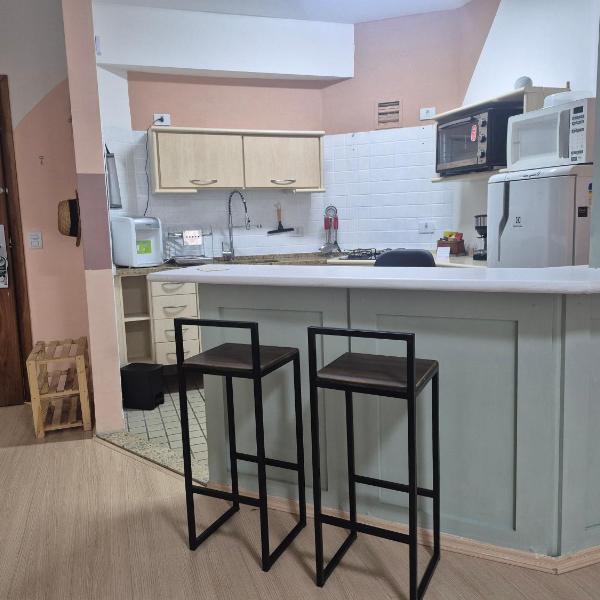 Flat completo e bem localizado em Alphaville com garagem e Alexa - Foto 3