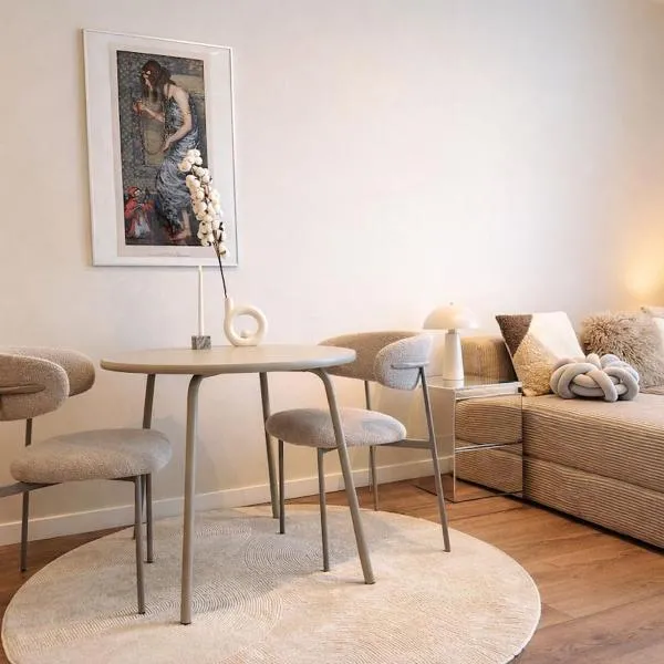 Lucavsalas apartment، فندق في ريغا