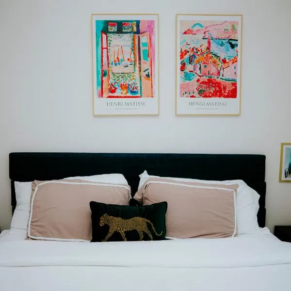 Viesnīca Luxury 2BR Apartment with Pool, Balcony & Parking pilsētā Keimbridža