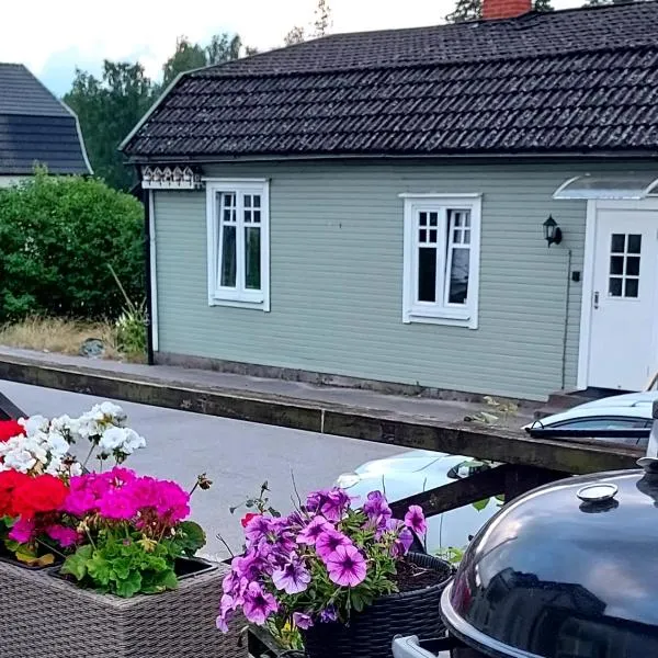 Hus i centrala Nybro i anslutning till boningshuset: Nybro şehrinde bir otel