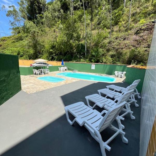 Apartamento kitnet com 2 piscinas, 4 quadras Praia das Toninhas Ubatuba SP
