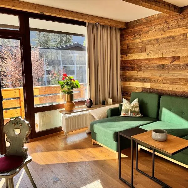 Grubhof Schlosspark, Chalet-Stil mit Pool und Bergblick, Hotel in Sankt Martin bei Lofer