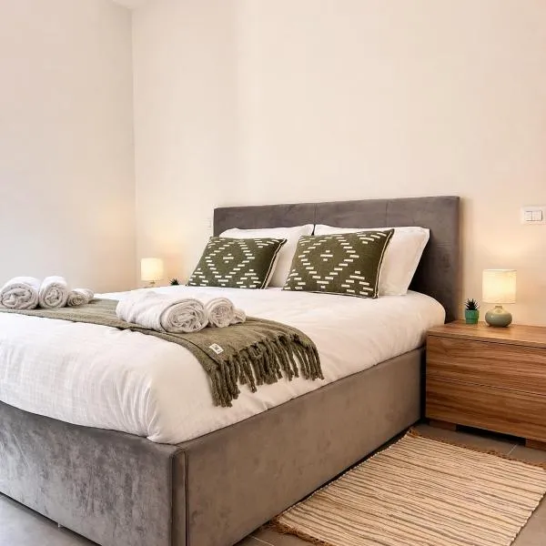 Cuore d Aquila Stays Appartamento con cortile privato, hotel LʼAquilában