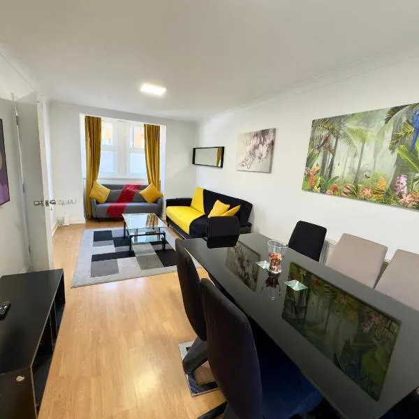 런던에 위치한 호텔 3-Bedroom House in Leyton near Stratford with 3 Bathrooms, Garden, Parking & WiFi