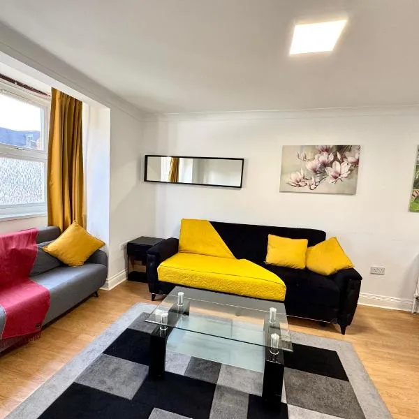 3-Bedroom House in Leyton near Stratford with 3 Bathrooms, Garden, Parking & WiFi, hotel in London