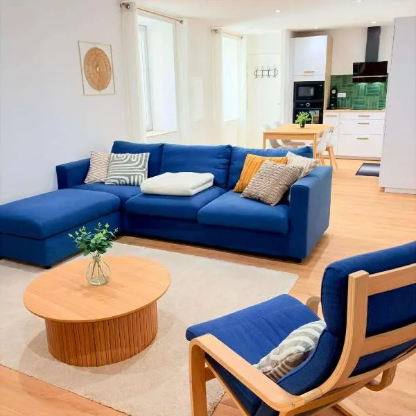 Le salon des voyageurs - Appartement au coeur du Centre Historique de Dole avec Terrasse、ドールのホテル