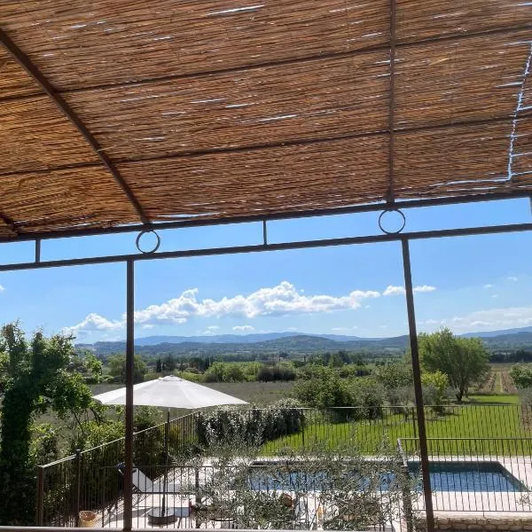 Villa Un Dimanche en Provence, avec piscine privée, chauffée & vue, hotel em Joucas
