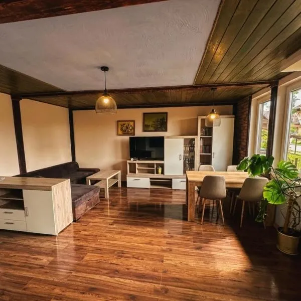 Apartament z ogrodem przyjazny zwierzętom, hotel em Nowy Sącz