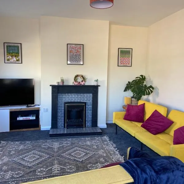 Town Centre House Sleeps 8 with parking, hotel Staffordban