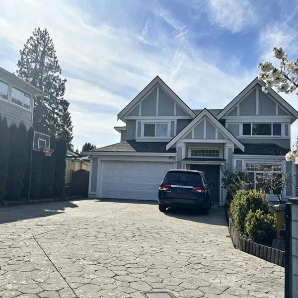 Spacious 3 Bedroom Suite in Burnaby Free Parking, Full Kitchen, Near Transit, hotel in Burnaby