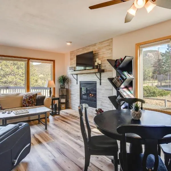 Fireplace & Mtn Views: Estes Park Home w/ Deck!, hôtel à Estes Park