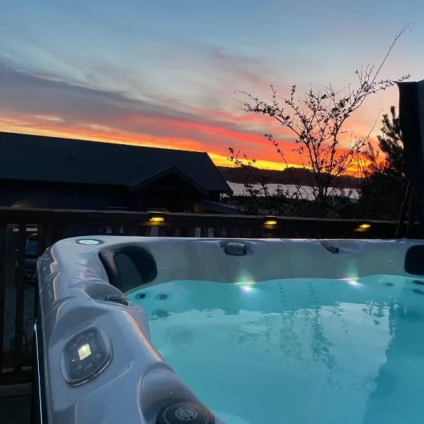 Seaside cottage with hot tub and sauna sleeps 11, hotel din Forland