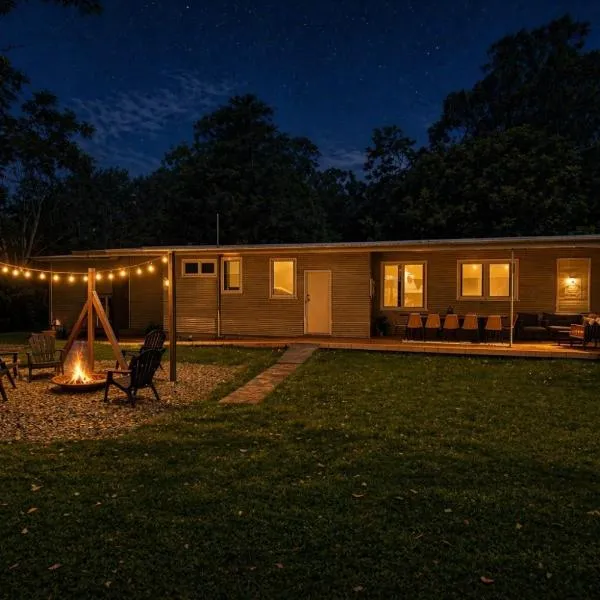 Wave & Willow Retreat- Sleeps 16 & 5 mins to beach, hotel em Bolong