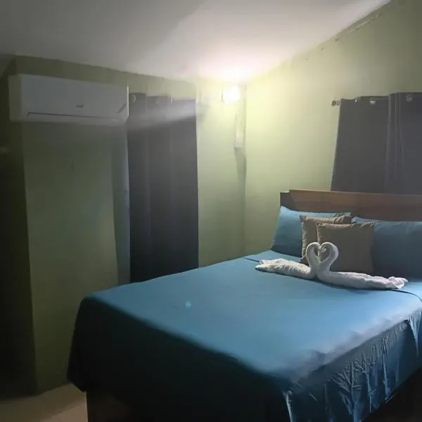 Cheerful 2-Bedroom Home in Falmouth Garden, hotel u gradu Falmut