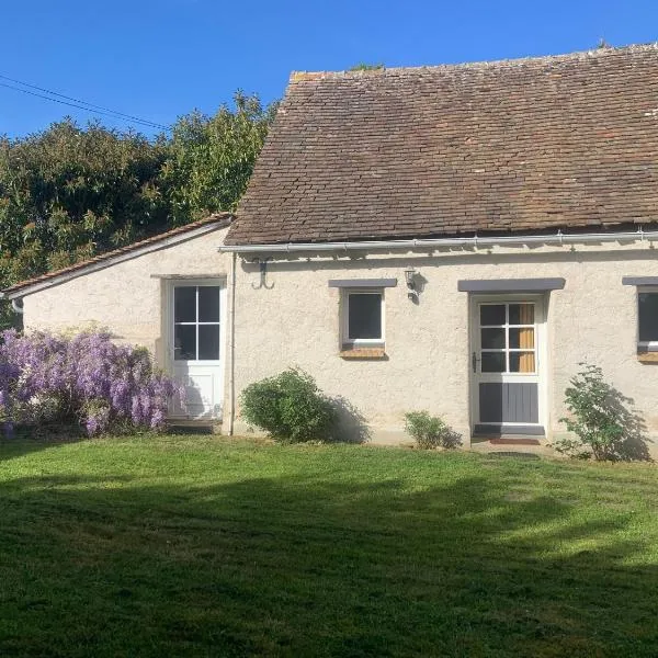 Gîte cosy au calme avec grand jardin, proche du Mans - Parking privé, Wifi fibre, équipements complets - FR-1-410-392, Hotel in Roézé-sur-Sarthe