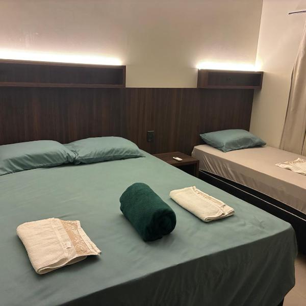 Suíte com TV 50 polegadas, ar-condicionado, frigobar e Wi Fi, sala e cozinha compartilhado