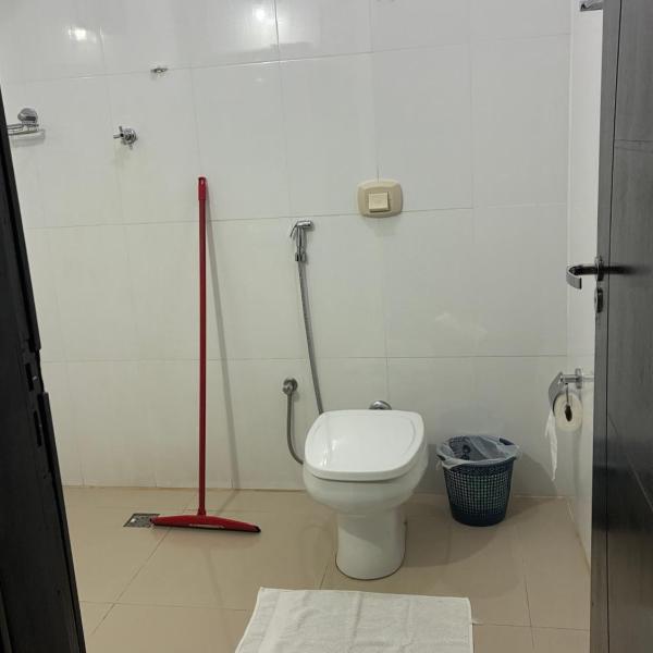 Suíte com TV 50 polegadas, ar-condicionado, frigobar e Wi Fi, sala e cozinha compartilhado - Foto 3