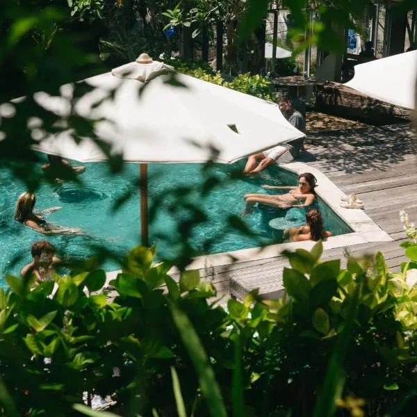 One More Wave Surf House Uluwatu، فندق في أُلُواتو