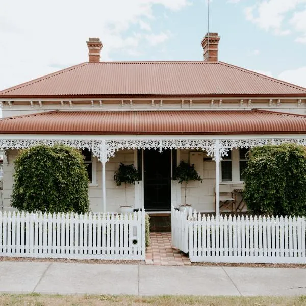 Olinda Cottage - CBD Bendigo with city views, hotell i Quarry Hill