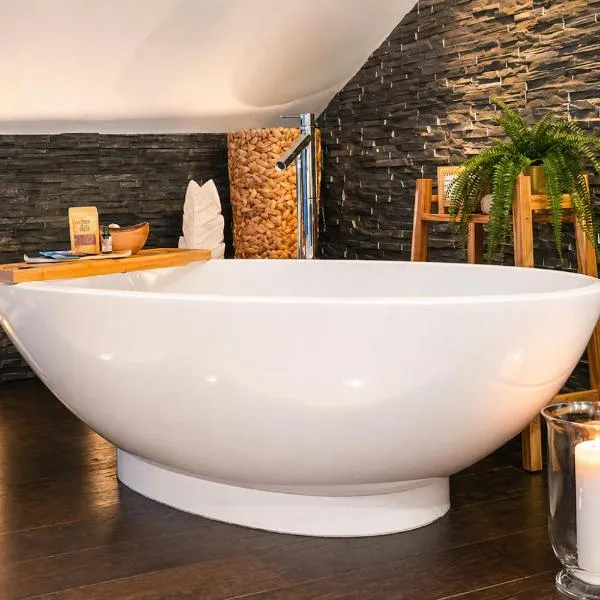 Historisches Alpen-Chalet mit Badewanne im Saastal، فندق في ساس-غروند