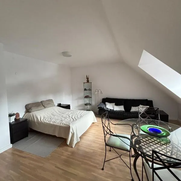 Cozy Apartment with Free Parking in Warsaw Sleeps 4、ワルシャワのホテル